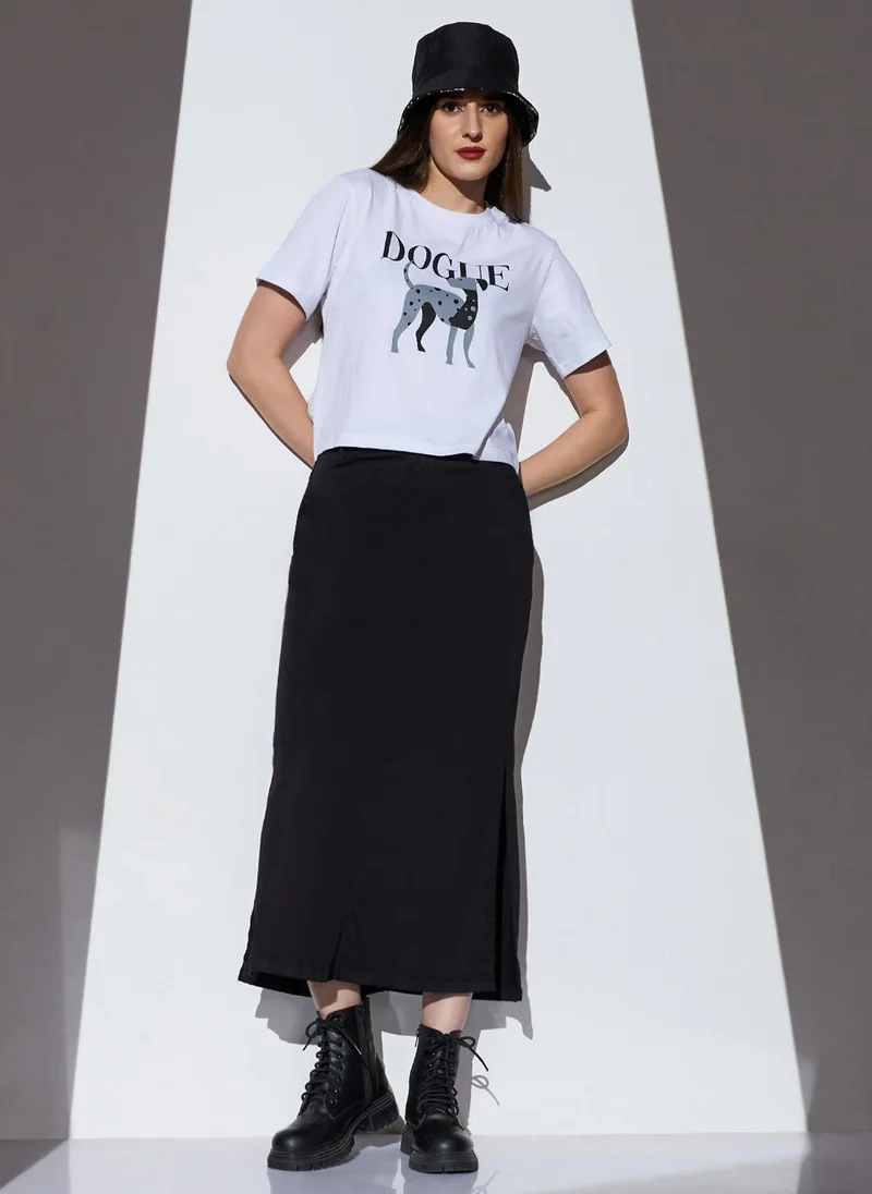 جلو باص جوبس تنورة جينز نسائية ميدي مستقيمة بفتحة جانبية لون أسود بخصر متوسط